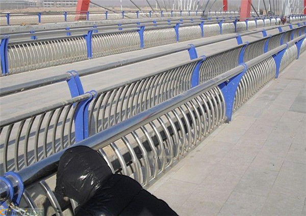 闵行不锈钢复合管护栏一种安全而耐用的防护解决方案
