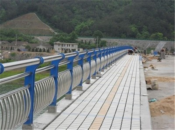 闵行不锈钢桥梁护栏的特性及其在现代建筑中的应用